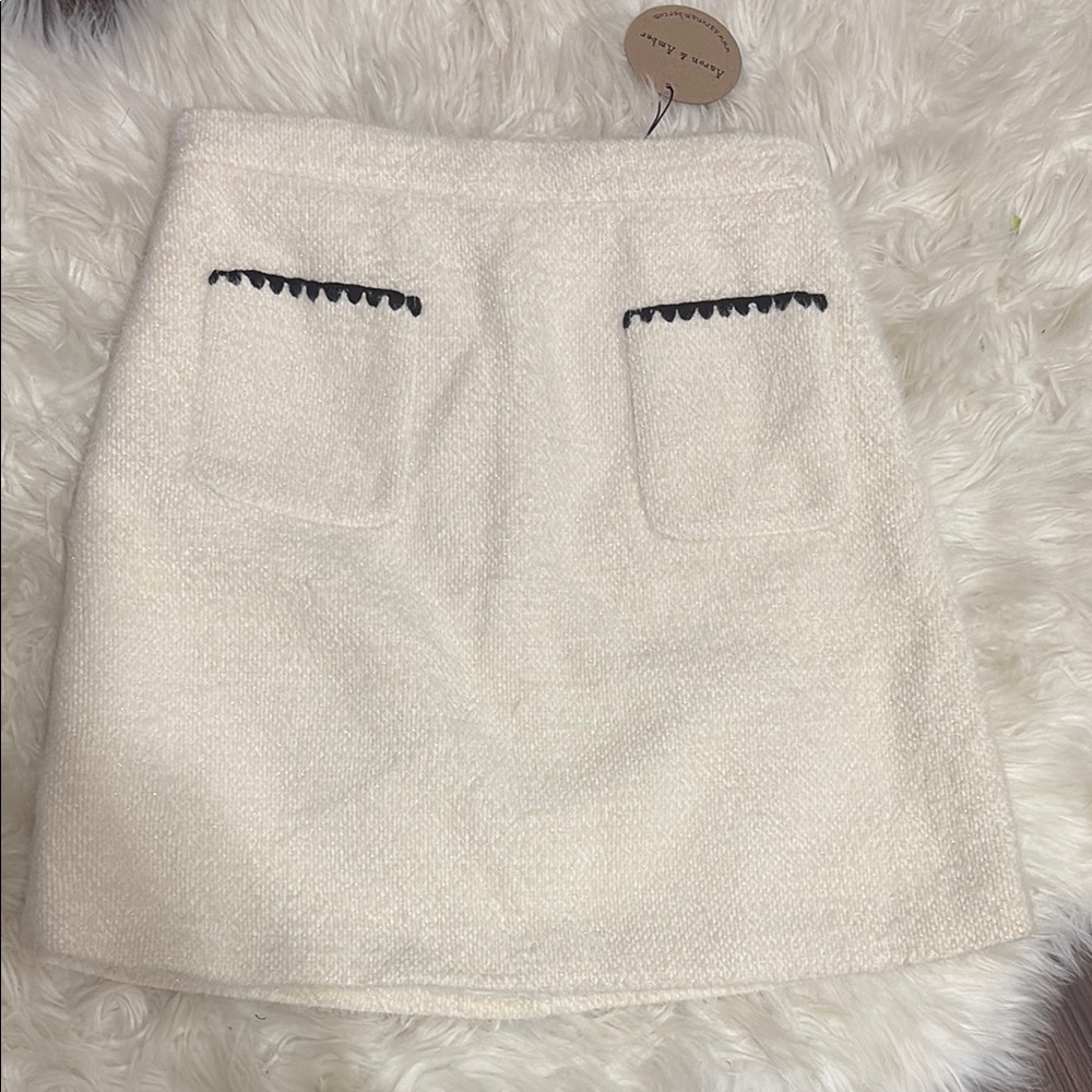 Chic White Skirt with Pocket Detailing